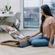 Serene Babywippe mit Spielbogen – Bild 2