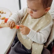 Lätzchen mit Auffangschale – Bild 2