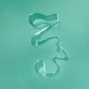 caremare Hyaluron Rhodophyta Hydra Glow Booster Serum mit 3-fach Hyaluron, Rotalge, Spirulina und Bio Aloe Vera für intensive Feuchtigkeit und einen natürlichen Glow.