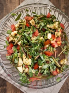 Fattoush mit Baqleh, Tomaten, Kräutern und Weißkäse