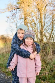 zwei kindern im Regenjacken
