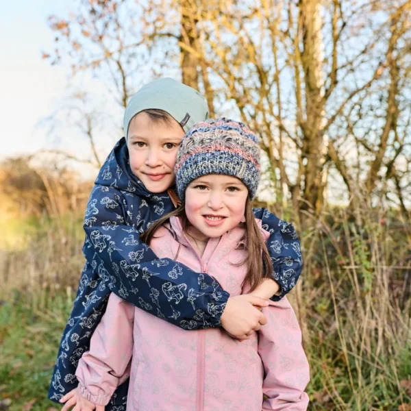 zwei kindern im Regenjacken