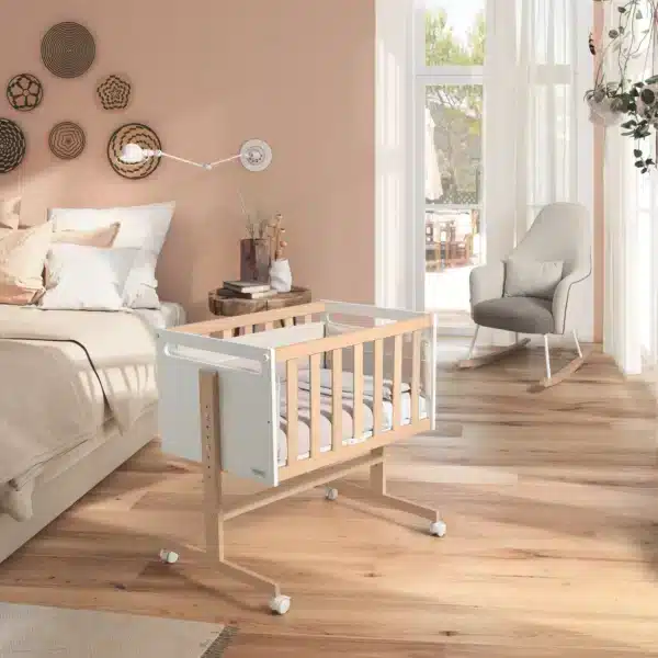 Das Micuna You & Me Plus Beistellbett in Weiß/Natur verbindet ein kompaktes Format mit einer verstellbaren Basis.