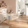 Das Micuna You & Me Plus Beistellbett in Weiß/Natur verbindet ein kompaktes Format mit einer verstellbaren Basis.
