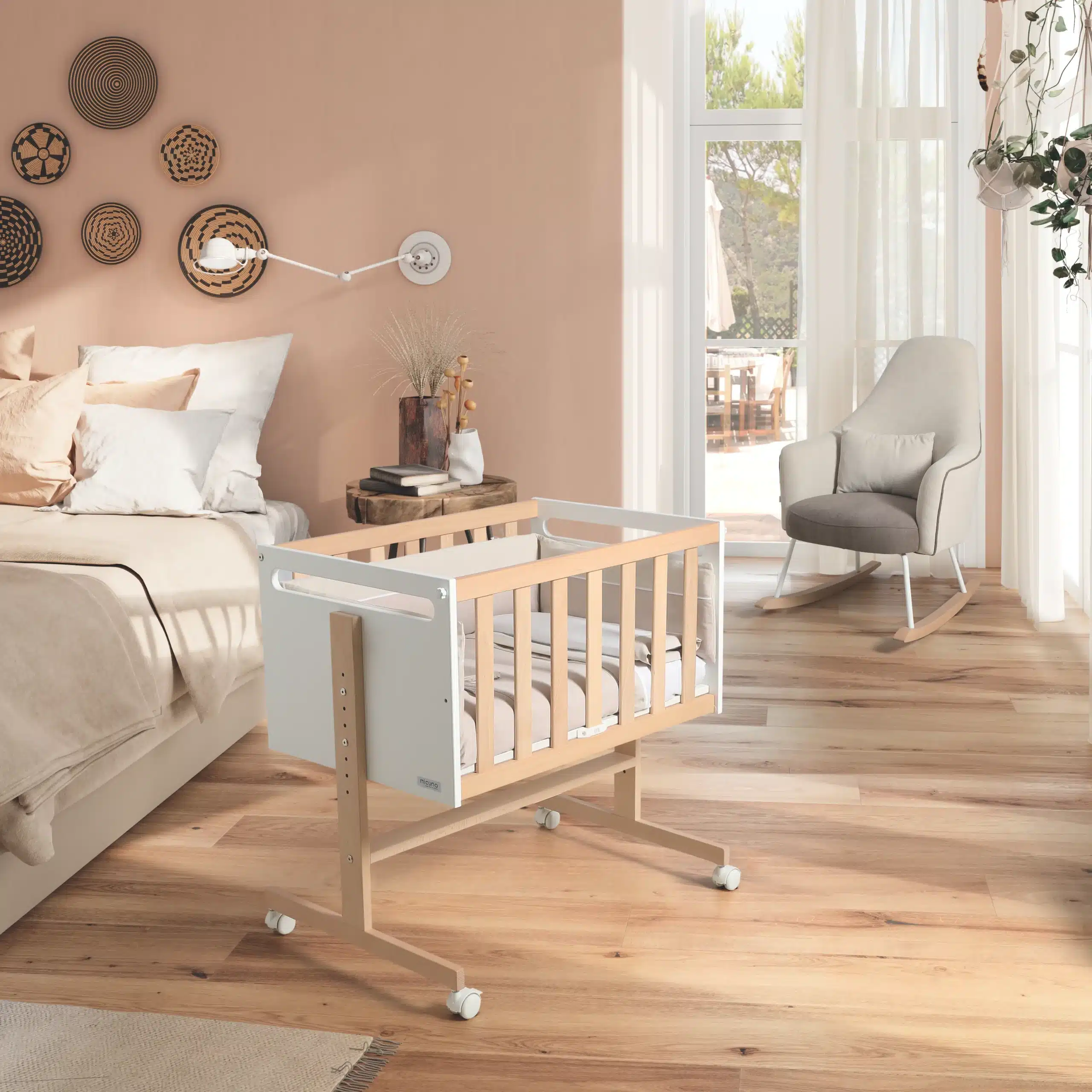 Das Micuna You & Me Plus Beistellbett in Weiß/Natur verbindet ein kompaktes Format mit einer verstellbaren Basis.