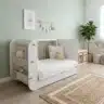 Das Babybett Salonica mit einer Liegefläche von 120 × 60 cm verbindet Weiß mit Naturtönen.
