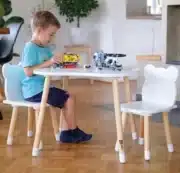 Kindersitzgruppe Bear aus Holz in Weiß und Natur mit quadratischem Tisch und zwei Stühlen.