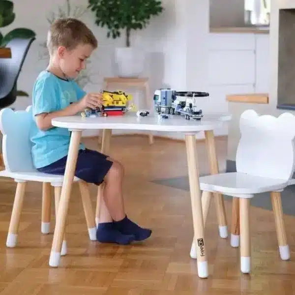 Kindersitzgruppe Bear aus Holz in Weiß und Natur mit quadratischem Tisch und zwei Stühlen.