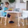 Kindersitzgruppe Bear aus Holz in Weiß und Natur mit quadratischem Tisch und zwei Stühlen.