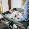 Wickeltisch Klappbarer mit seitlichem Aufbewahrungsfach und Ablage.