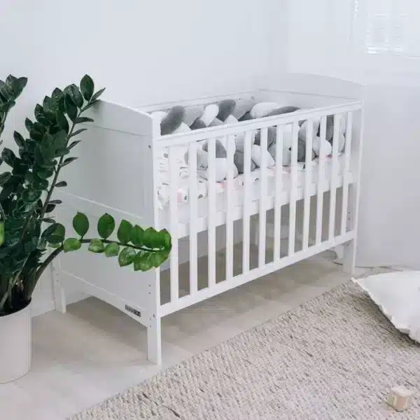 Babybett Lory in Weiß für Matratzen mit 120 × 60 cm.