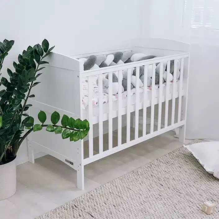 Babybett Lory in Weiß für Matratzen mit 120 × 60 cm.