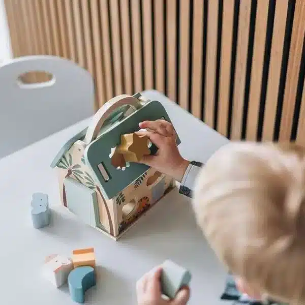 Motorikhaus aus Holz mit Tiermotiven