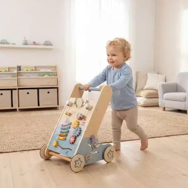 lauflernwagen Play With Me aus Holz mit Motorik-Spielbrett