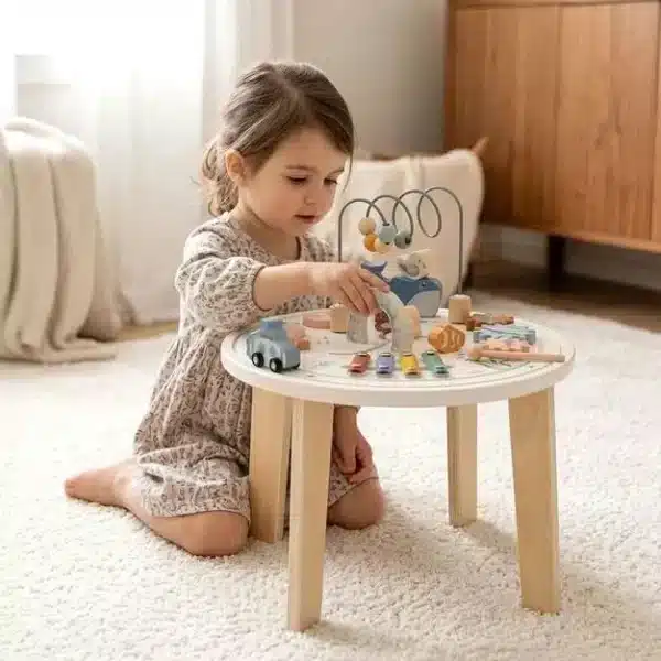 Aktivitätstisch Play With Me aus Holz in Pastellfarben mit Motorikschleifen
