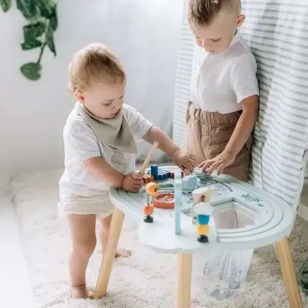 Aktivitätstisch Let’s Play aus Holz mit Tiermotiven