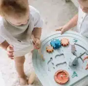 Aktivitätstisch Let’s Play aus Holz mit Tiermotiven